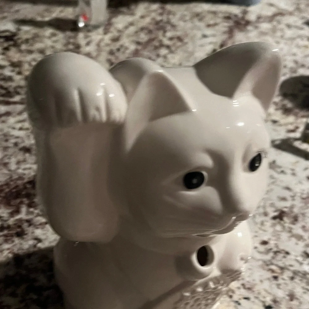 Elegant White Ceramic Maneki-Neko Cat